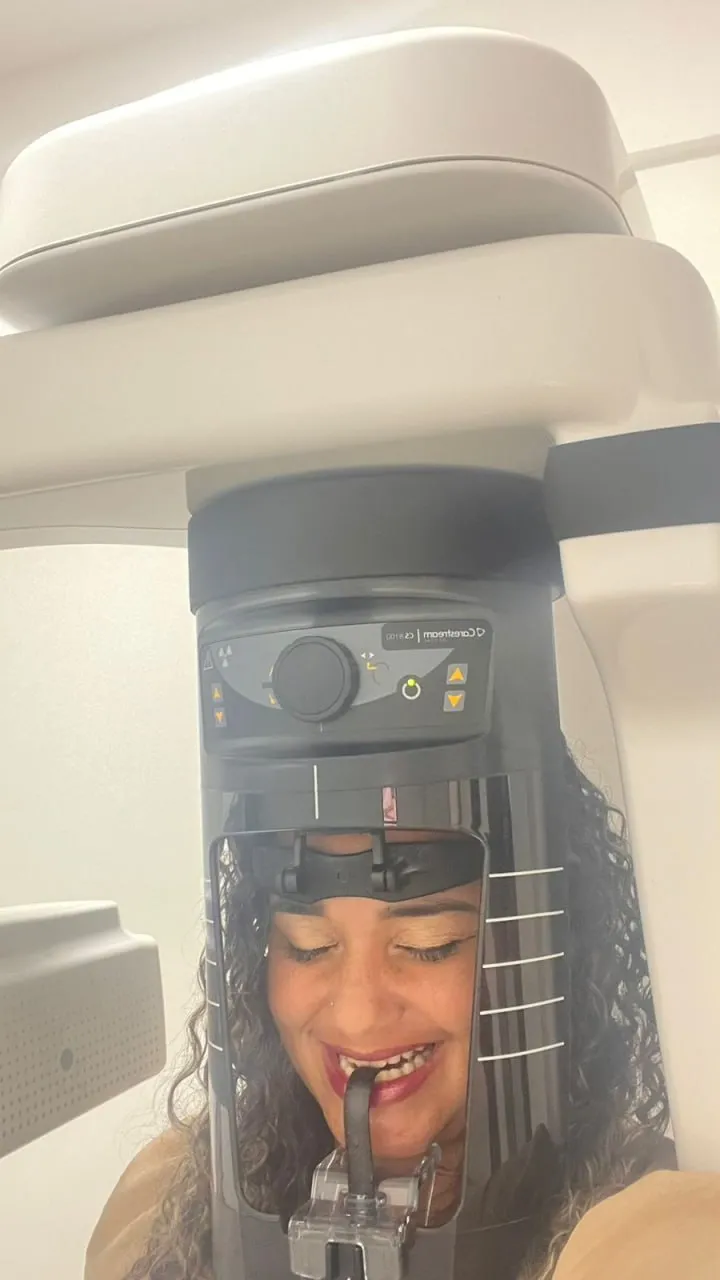 Exame de tomografia sendo realizado no aparelho da clínica